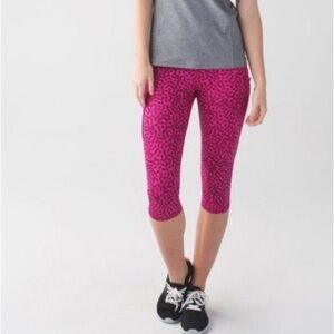 Lululemon Athleisure Workout Stretchy Sport Cropped Capris Leggings
